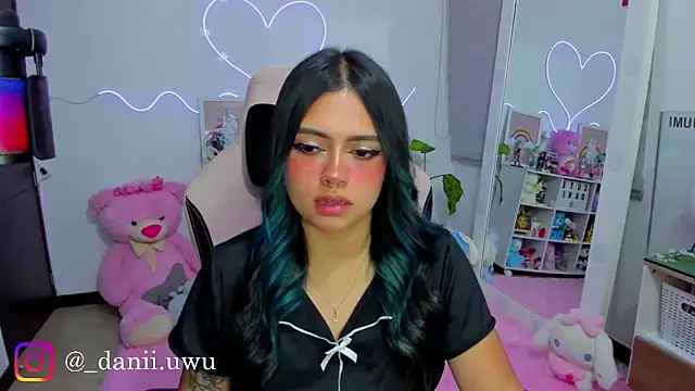 Snapshot of CuteDani_ chatting on April 1, 3:51 am CuteDani online show from April 1, 3:51 am