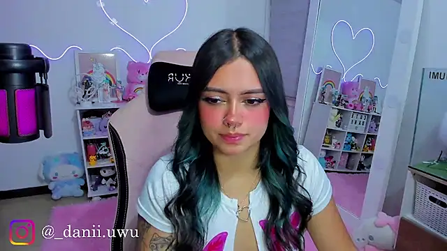 Snapshot of CuteDani_ chatting on May 1, 7:35 am CuteDani online show from May 1, 7:35 am