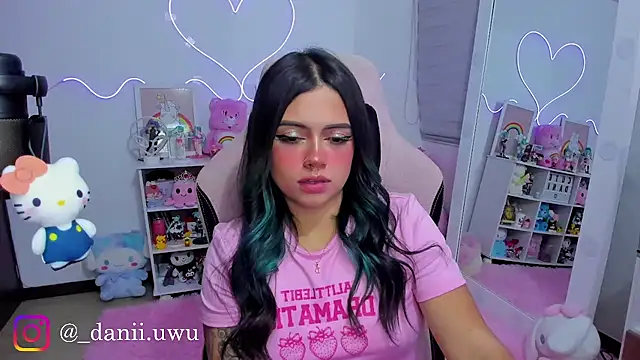 Snapshot of CuteDani_ chatting on May 6, 8:41 am CuteDani online show from May 6, 8:41 am