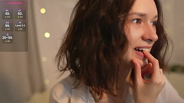 VivianLy  online show from January 30, 10:40 am