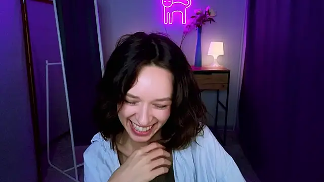 VivianLy  online show from February 2, 3:39 pm