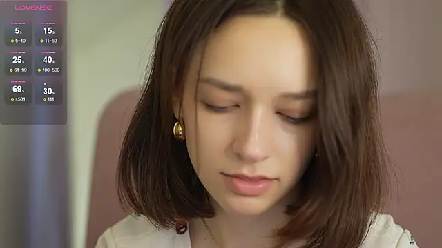 VivianLy  online show from February 7, 10:50 am