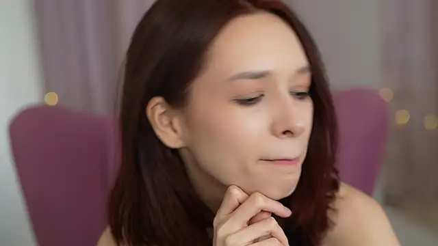 VivianLy  online show from March 13, 11:19 am