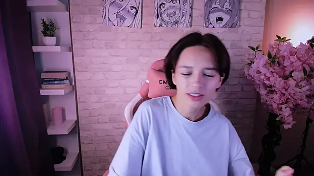 VivianLy  online show from September 24, 11:24 am