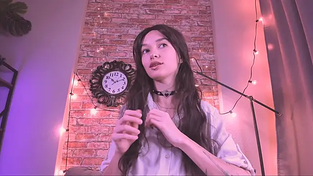 VivianLy  online show from November 7, 12:16 pm