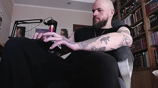 Snapshot of FindomJason chatting on May 2, 6:18 am FindomJason online show from May 2, 6:18 am