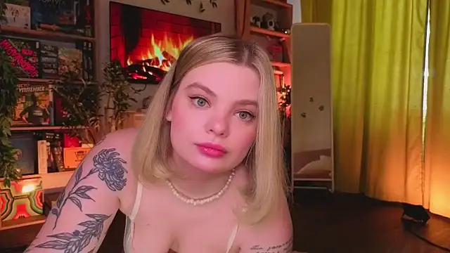 Snapshot of Hottie_Jane chatting on April 10, 12:43 pm Hottie Jane online show from April 10, 12:43 pm