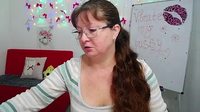 Snapshot of VanessaHotts chatting on May 2, 5:01 am VanessaHotts online show from May 2, 5:01 am