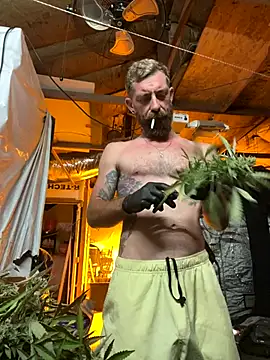 Snapshot of mandjpuff2 chatting on September 25, 6:28 am mandjpuff2 online show from September 25, 6:28 am