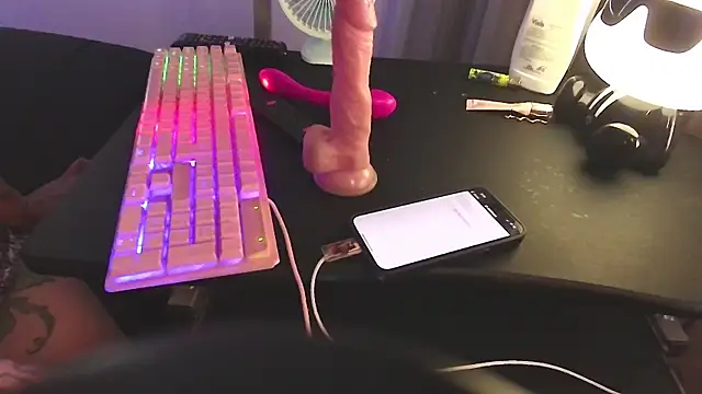 Snapshot of chanell_tattoo chatting on March 12, 9:24 pm chanell tattoo online show from March 12, 9:24 pm