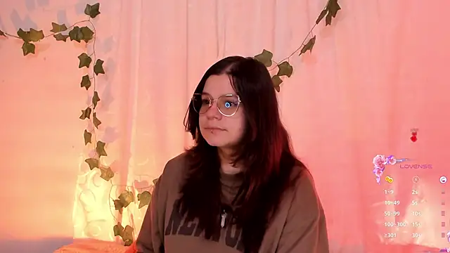 Snapshot of Mey_moon chatting on March 21, 4:28 am Mey moon online show from March 21, 4:28 am