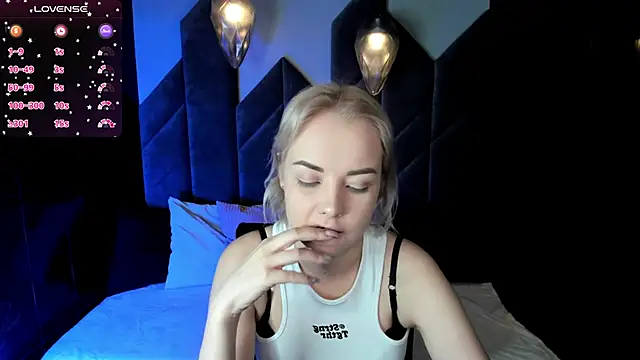 Snapshot of StephanieSweety chatting on February 18, 1:44 pm StephanieSweety online show from February 18, 1:44 pm