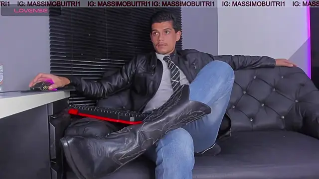 Snapshot of massimo_g chatting on April 22, 1:41 am massimo g online show from April 22, 1:41 am