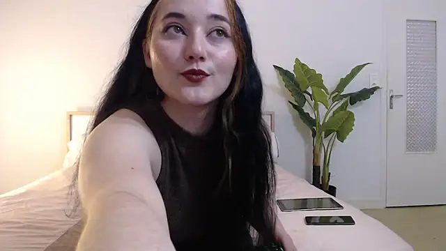 Crystal-dreamt online show from December 17, 9:28 am