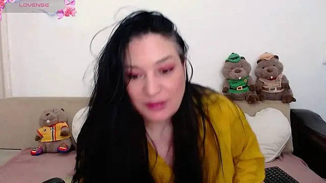 Snapshot of ElenaRose90 chatting on June 4, 8:26 pm ElenaRose90 online show from June 4, 8:26 pm