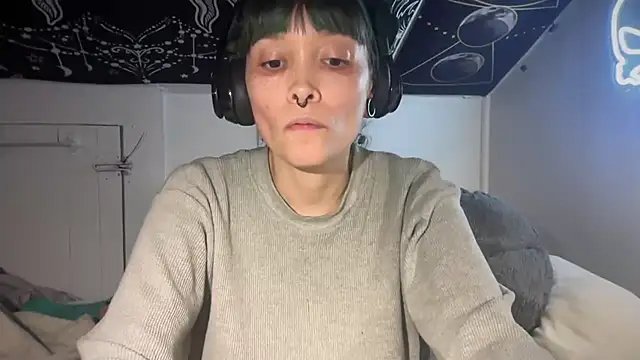 Snapshot of FRRANNKIE chatting on December 16, 1:00 pm FRRANNKIE online show from December 16, 1:00 pm