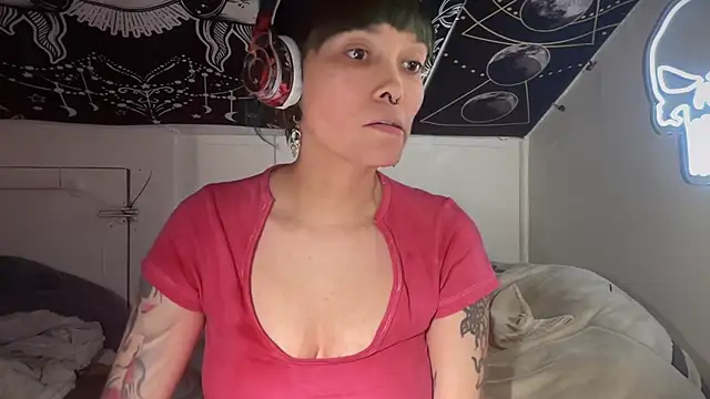 Snapshot of FRRANNKIE chatting on January 2, 7:33 am FRRANNKIE online show from January 2, 7:33 am