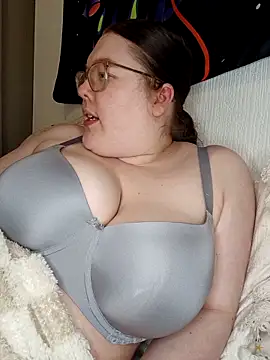 Snapshot of Sexycurvyemilyy chatting on March 5, 9:22 pm Sexycurvyemilyy online show from March 5, 9:22 pm