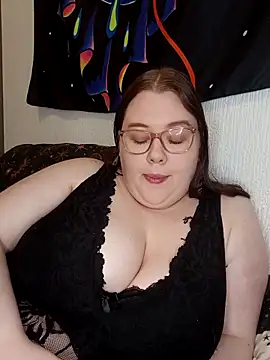 Snapshot of Sexycurvyemilyy chatting on March 24, 10:04 pm Sexycurvyemilyy online show from March 24, 10:04 pm