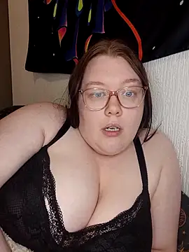 Snapshot of Sexycurvyemilyy chatting on April 1, 9:12 pm Sexycurvyemilyy online show from April 1, 9:12 pm