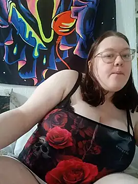 Snapshot of Sexycurvyemilyy chatting on April 9, 2:00 pm Sexycurvyemilyy online show from April 9, 2:00 pm