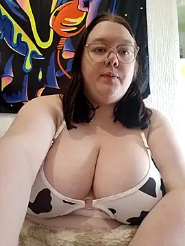 Snapshot of Sexycurvyemilyy chatting on April 11, 8:02 pm Sexycurvyemilyy online show from April 11, 8:02 pm