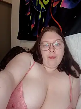 Snapshot of Sexycurvyemilyy chatting on April 14, 8:15 pm Sexycurvyemilyy online show from April 14, 8:15 pm