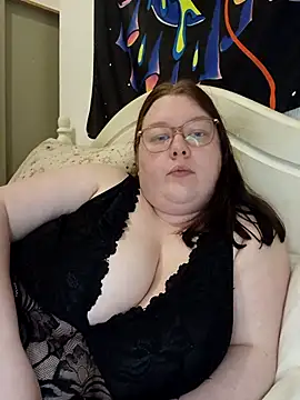 Snapshot of Sexycurvyemilyy chatting on April 16, 9:39 pm Sexycurvyemilyy online show from April 16, 9:39 pm