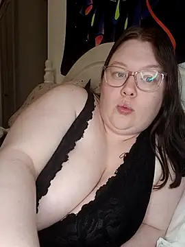 Snapshot of Sexycurvyemilyy chatting on April 18, 10:43 pm Sexycurvyemilyy online show from April 18, 10:43 pm