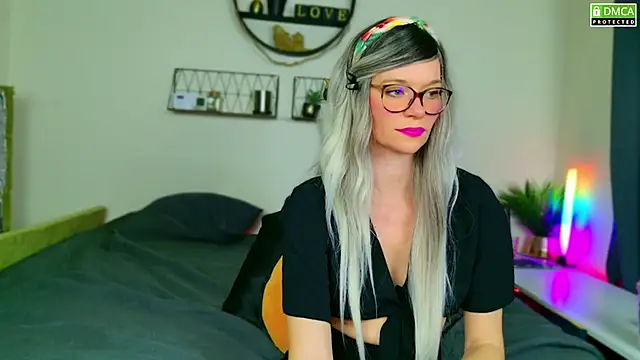 Kittychatte online show from December 8, 8:25 pm