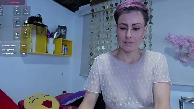 Snapshot of yasmin_goldenst chatting on January 16, 1:48 am yasmin goldenst online show from January 16, 1:48 am