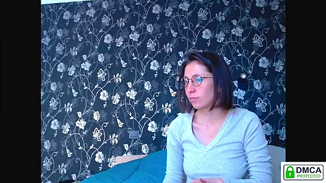 Snapshot of Sophi_Cute chatting on May 23, 2:43 pm Sophi Cute online show from May 23, 2:43 pm