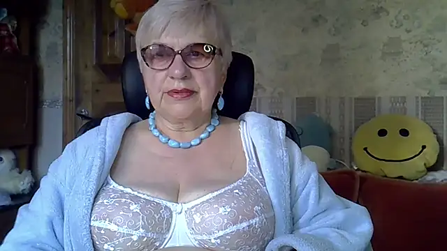 Snapshot of SweetCherry27 chatting on April 22, 4:04 am SweetCherry27 online show from April 22, 4:04 am
