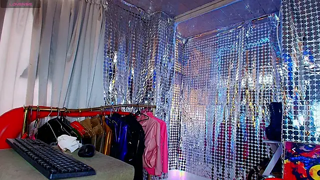 Snapshot of LatexDevil_Blondie chatting on December 1, 3:50 pm LatexDevil Blondie online show from December 1, 3:50 pm