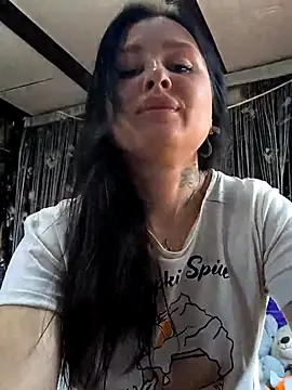Snapshot of KikiXRed chatting on May 2, 8:19 am KikiXRed online show from May 2, 8:19 am