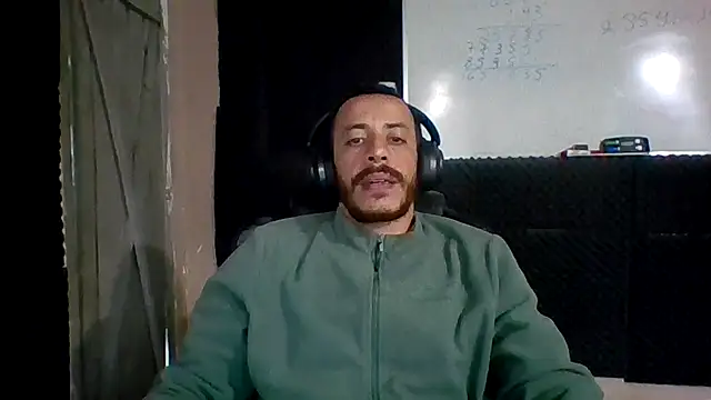 Snapshot of MachoScorpionCaralho chatting on April 24, 8:00 pm MachoScorpionCaralho online show from April 24, 8:00 pm