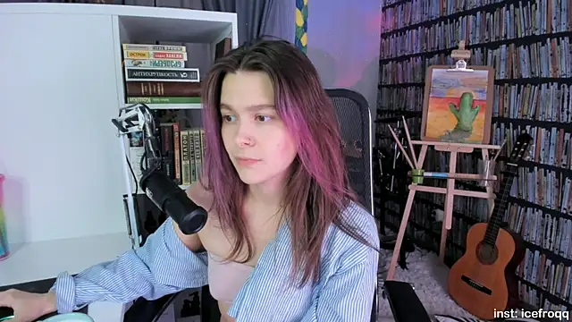 Snapshot of icefroqq chatting on December 4, 9:35 pm icefroqq online show from December 4, 9:35 pm