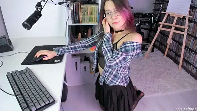 Snapshot of icefroqq chatting on January 22, 9:43 pm icefroqq online show from January 22, 9:43 pm