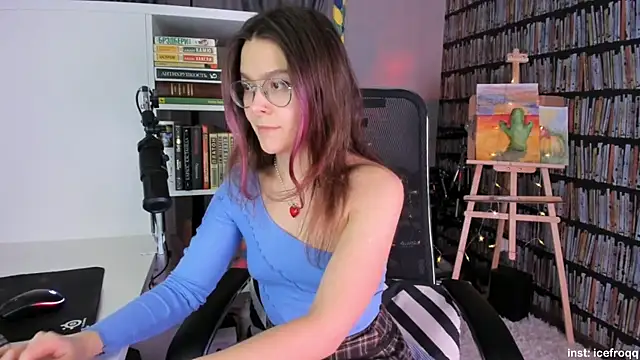 Snapshot of icefroqq chatting on January 31, 6:36 pm icefroqq online show from January 31, 6:36 pm