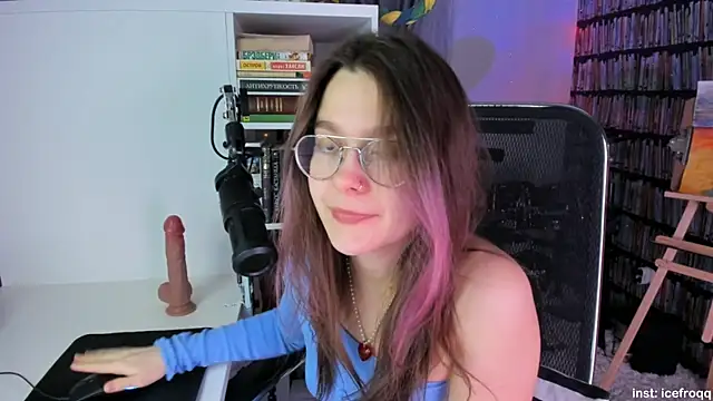 Snapshot of icefroqq chatting on February 23, 10:42 pm icefroqq online show from February 23, 10:42 pm