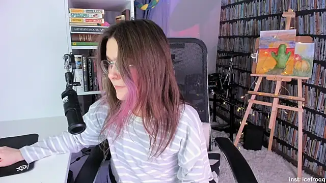 Snapshot of icefroqq chatting on February 24, 9:31 pm icefroqq online show from February 24, 9:31 pm