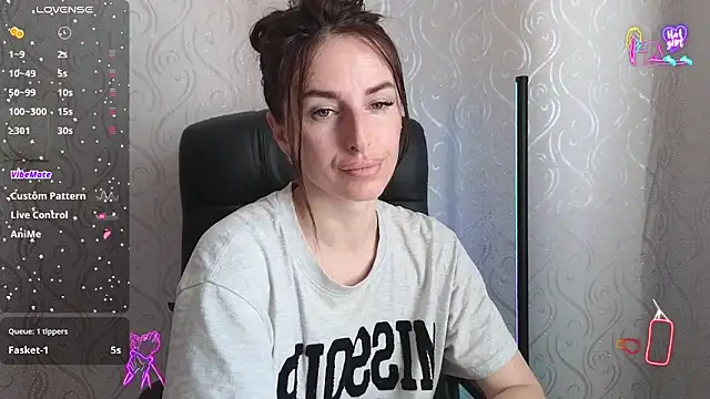 Snapshot of xx_adrihanna_xx chatting on May 17, 6:00 am xx adrihanna xx online show from May 17, 6:00 am