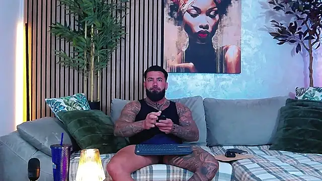 Snapshot of masterkingofmusclee chatting on May 4, 7:59 am masterkingofmusclee online show from May 4, 7:59 am