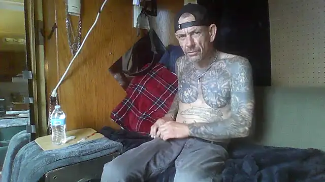 Snapshot of deepstroker42071 chatting on April 7, 8:31 pm deepstroker42071 online show from April 7, 8:31 pm