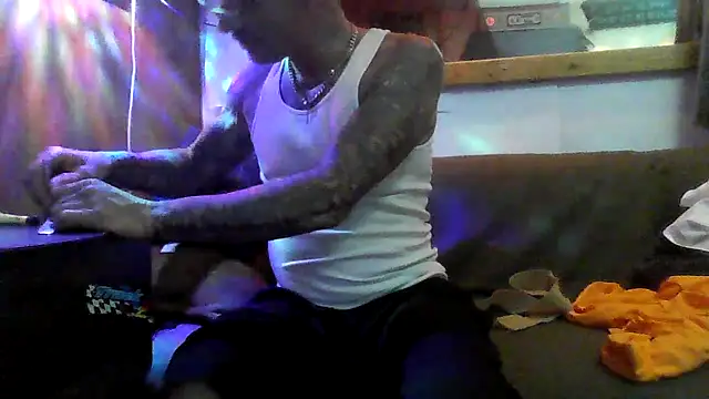 Snapshot of deepstroker42071 chatting on April 9, 9:47 am deepstroker42071 online show from April 9, 9:47 am