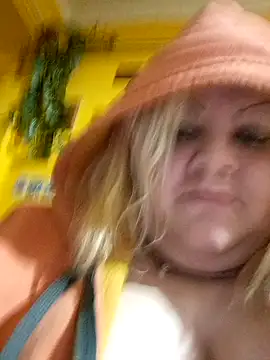 Snapshot of ducicsajsziii chatting on January 28, 8:15 pm ducicsajsziii online show from January 28, 8:15 pm