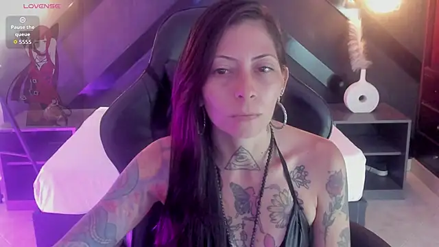 Snapshot of dark_gotica chatting on June 16, 7:27 pm dark gotica online show from June 16, 7:27 pm