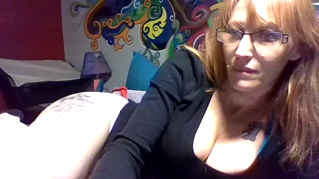 Snapshot of 4EyedSluttyGinger chatting on January 1, 7:52 am 4EyedSluttyGinger online show from January 1, 7:52 am