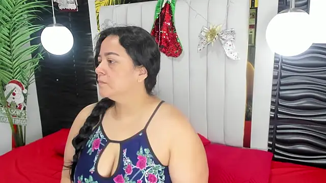 Snapshot of lucia_vonne_ chatting on December 14, 11:29 am lucia vonne online show from December 14, 11:29 am