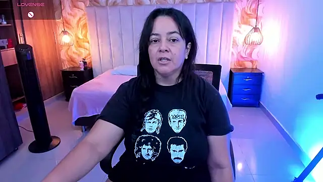 Snapshot of lucia_vonne_ chatting on May 23, 7:29 pm lucia vonne online show from May 23, 7:29 pm